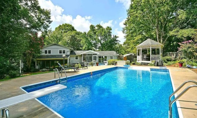 Easley House | Your Carolina Oasis Awaits- PETS FREE! Support Animal Welfare in the Carolinas