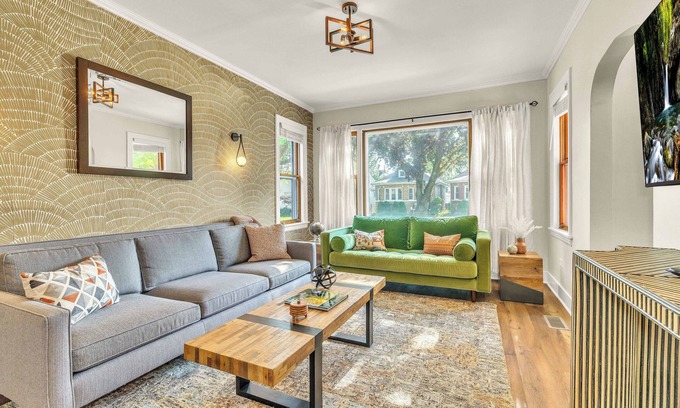 Brookfield House | Your Chicago Hub~ 4 minute Walk to Train~ Pets OK