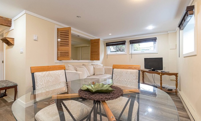 Saanich House | Your choice of 1 or 2 bedroom configuration