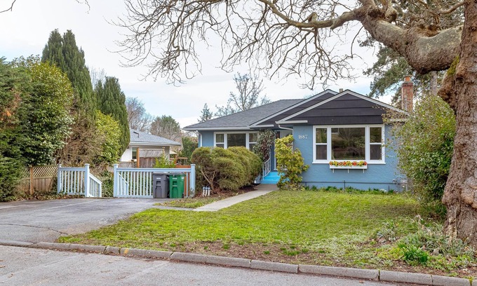 Oak Bay House | Your choice of 2 or 3 bedroom configuration