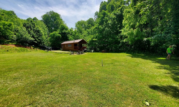 Cherokee Cabin | Your dog wants this cabin! Close to Casino & Polar Express. NO crazy hills!