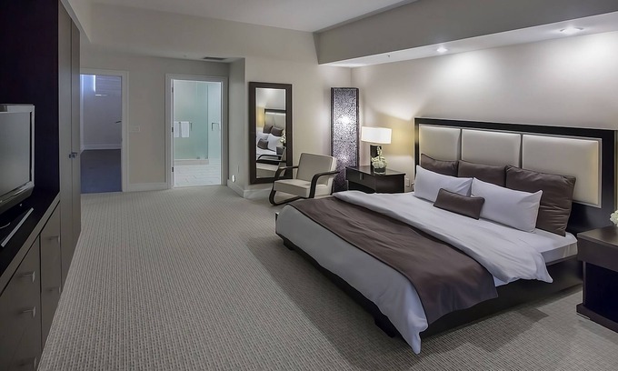 Ludlam Hotel | Your Dream Miami Retreat Awaits! 4 Gorgeous Rooms | Outdoor Pool + Spa