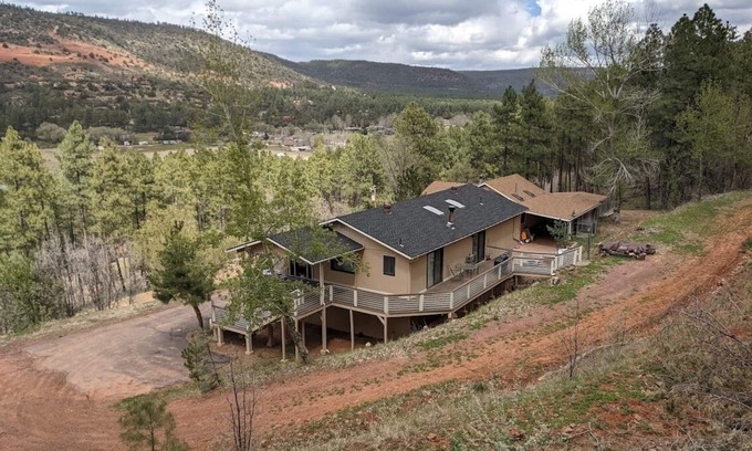 Strawberry House | Your Forest Family Retreat - Games Galore, Hammocks & Hot Tub!