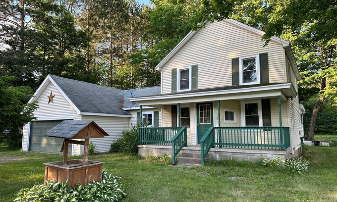 Mayfield House | Your getaway home Charming 3-bedroom house in fabulous Mayfield with WiFi, AC.