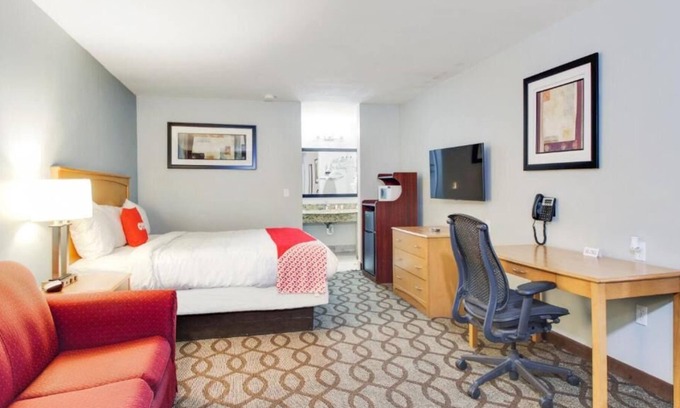 Ingleside House | Your Home Away from Home! Free Parking, Free Breakfast, Swimming Pool!