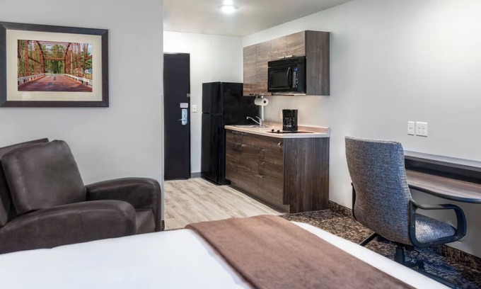East Moline Hotel | Your Home Base Near Concert Venues – Full Kitchen Included