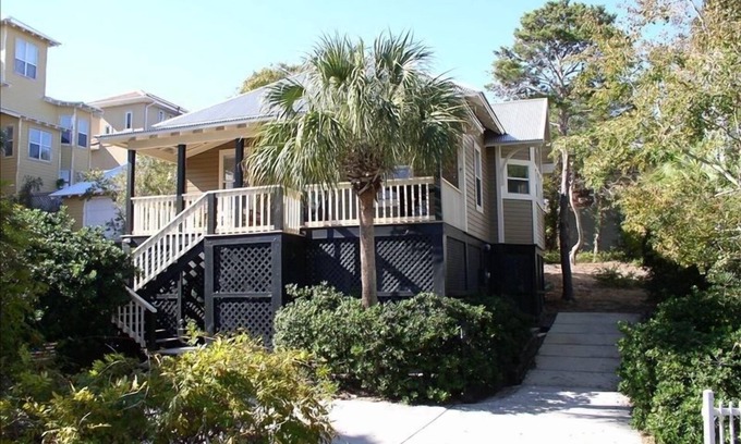 Dune Allen Beach House | Your Ideal Family Getaway Awaits – Pet-Friendly and Short walk to the Beach!