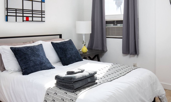Westlake Apartment | Your Los Angeles Home | Queen Studio for 2