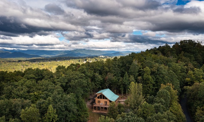 Marion Cabin | Your Mountain Getaway: 3 BR Log Home with Scenic Views on Private 2 Acres