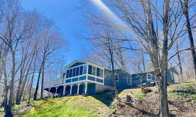West Arlington House | your next peaceful getaway featuring a 2.3 acre yard