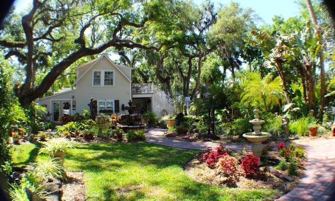 Historic District House | "Your Own Private Resort" at 9 Oaks!