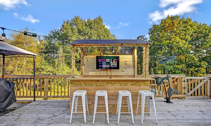 Tunkhannock Township House | Your Ultimate Fun Getaway, Largest Backyard in the Poconosn