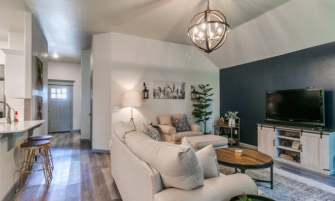 Edmond House | Your Unforgettable Temporary Haven!