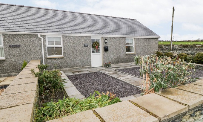 Holyhead Cottage | YSGUBOR LLWYD, pet friendly, with a garden in Valley