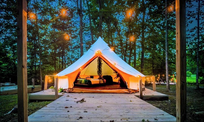 Stanton Resort | Yurt living, queen bed, WI-FI, shower house, mini fridge