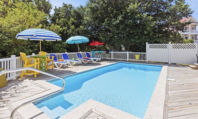 Whalehead Beach House | Z Breeze* Corolla Beach 2 Min Walk* Pool *Hot Tub
