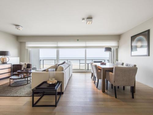 Blankenberge Apartment | Zeedijk Gem w Sea View