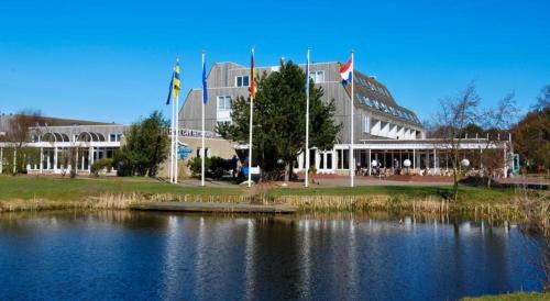 Hollum Apartment | ZEEDUIN, met ZONNIG TERRAS - volledige KEUKEN- Resort Amelander Kaap, Incl verwarmd Hotel-ZWEMBAD nabij Dorp, Duinen en Strand