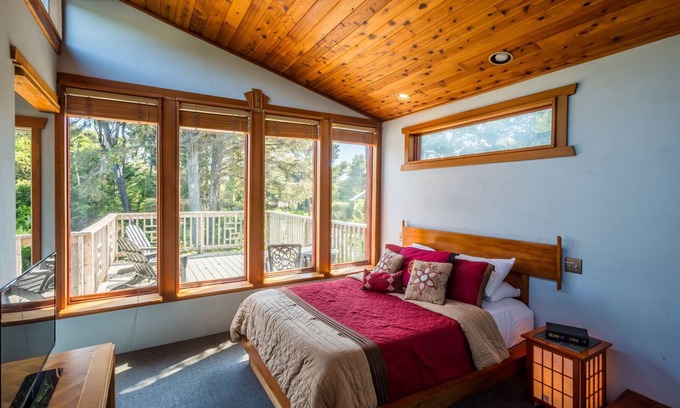 Yachats House | Zen Beach Retreat-Relaxing Sauna - Steps to a Sandy Beach!