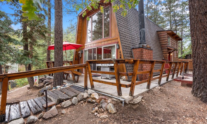 Upper Moonridge Cabin | Zen Den - Walk to Slopes, Hot Tub, Fireplace, Deck, Barbecue