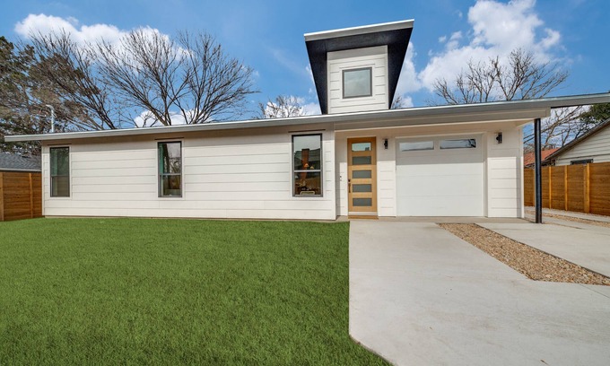 Georgian Acres House | Zen Retreat - 2 Houses in Central Austin