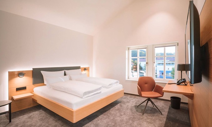 Oberkirch Apartment | Zimmer 4, Dreibettzimmer mit Dusche und WC