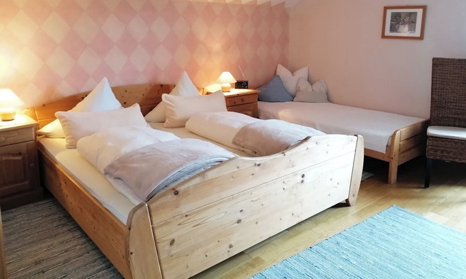 Hoslwang Apartment | Zimmer Hühnerglück, Ostseite mit Balkon, 2. Etage, 23 qm