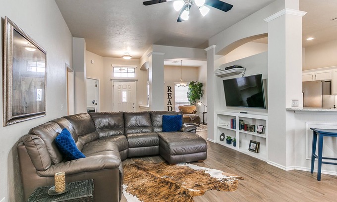 Edmond House | Zinc Charm - Spacious 3 bedroom home and Office