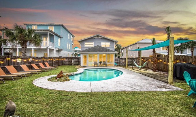 Crystal Beach House | Zula Dreams Beach House, 1min Walk To The Beach, Sleeps 16, Private Heated Pool, Pets Welcome, Fenced Yard