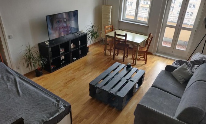 Friedrichshain Apartment | Zwei Charmante Privatzimmer mit Wohnbereich in zentraler Berliner Wohnung