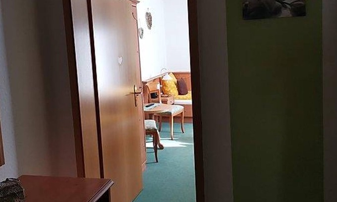Fichtelberg House | Zweibettzimmer, Dusche, WC, 1 Schlafraum - Wild West Gasthaus