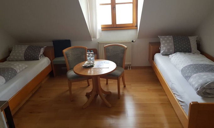 Ravensburg House | Zweibettzimmer mit Getrennten Betten, Eig. Bad, Eig. Mini- Küche,wlan,parken