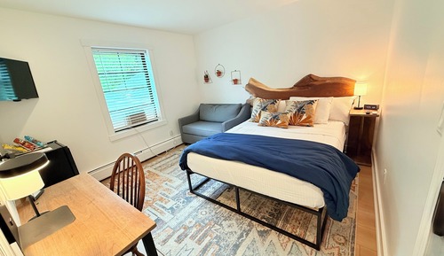Riverside Suite 202, Queen Bed