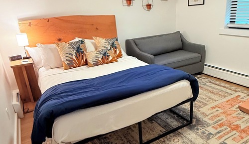 Riverside Suite 102, Queen Bed