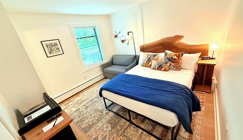 Riverside Suite 101, Queen Bed