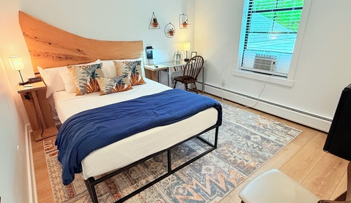 Riverside Suite 204, Queen Bed