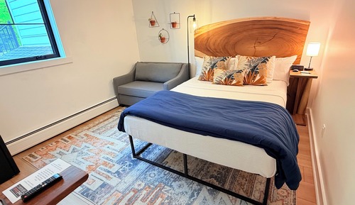 Riverside Suite 104, Queen Bed
