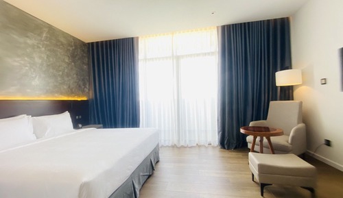 Deluxe Room, 1 King Bed, City View