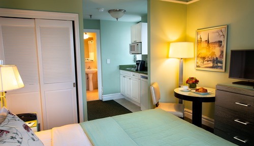 Deluxe Studio, 1 Queen Bed (Single Occupancy)