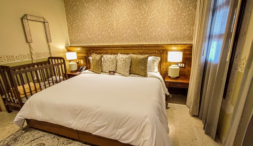 Grand Room, 1 King Bed