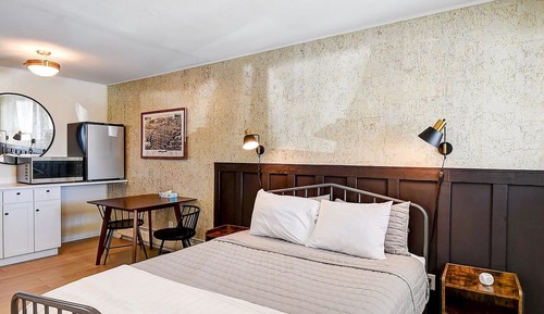 Room, 1 Queen Bed, Refrigerator & Microwave