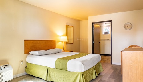 Business Room/King/Pet friendly/ADA/Ground