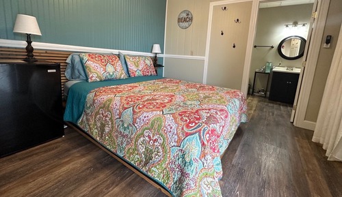 Room 1, 1 Queen bed