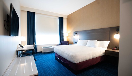 Deluxe Room, 1 King Bed, Pool View