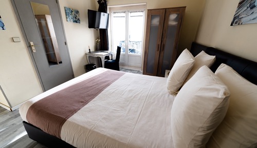 Comfort Room, 1 Queen Bed, Courtyard View