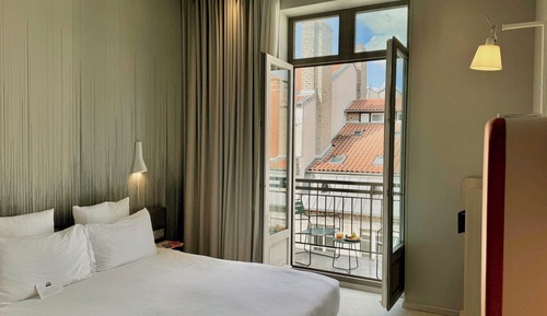 Classic Room with balcony including self-service snacks and drinks at the Club