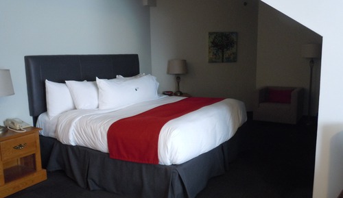 Suite, 1 King Bed, Court Side 