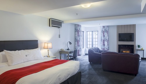 Deluxe Room, 1 King Bed, Jetted Tub, River Side