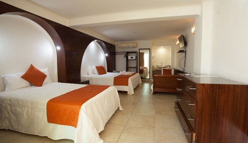 Room (Triple Room)