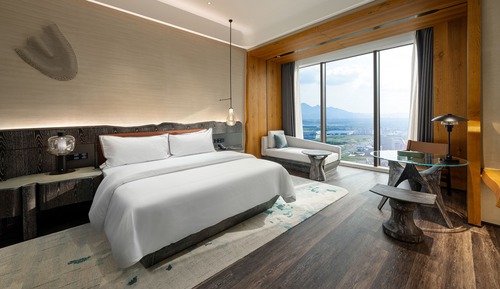 Executive Room, 1 King Bed, City View